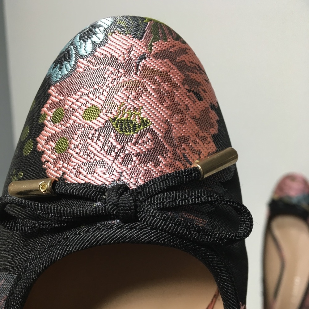 Floral embroidered ballet flats size 7